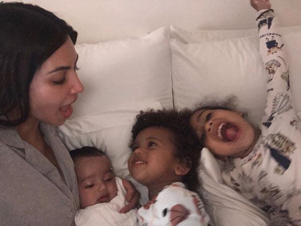 Kim Kardashian tiene tres hijos: North (5 años), Saint (2 años) y Chicago (5 meses), esta última nació por embarazo subrogado.