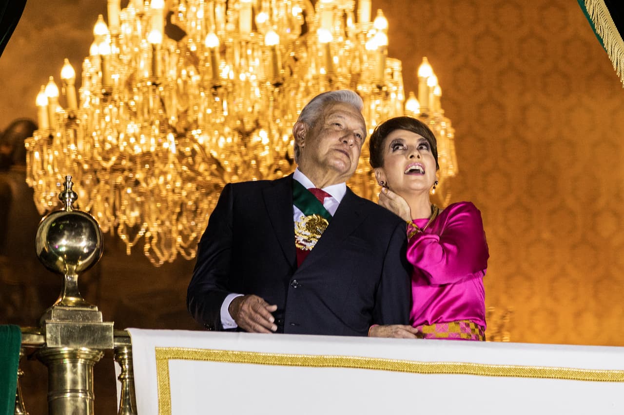 El presidente López Obrador estuvo acompañado de su esposa Beatriz Gutiérrez Muller, con quien disfrutó de los fuegos artificales desde el balcón del Palacio Nacional.