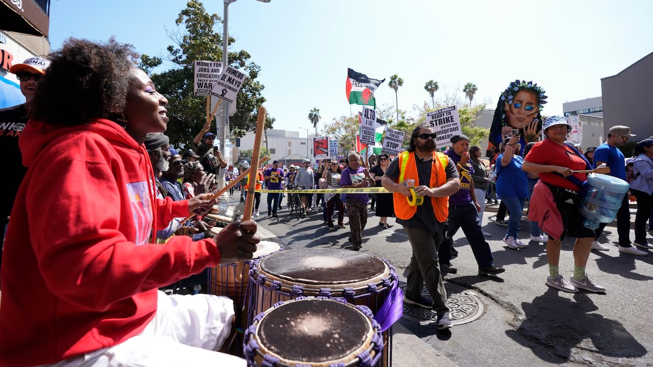 Yolanda Mims-Reed, una manifestante, dijo marchar por salarios justos, empleos dignos, respeto a trabajadores e inmigrantes y para evitar la presencia de ICE en espacios educativos.