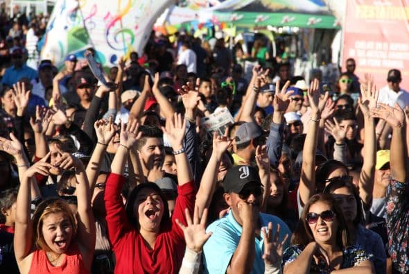 Los corridos de la banda grupera “Voz de Mando” se hicieron sentir en los Latin Grammy Streets Parties en Phoenix, donde los fanáticos esperaban ansiosos y cantaron con entusiasmo las más famosas canciones de esta agrupación. 