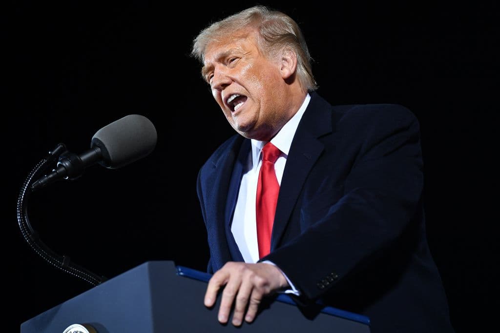 En marzo, 
<b>Trump</b> anunciaba que restringía los viajes procedentes de Europa y tildó que la Unión Europea falló en sus medidas de precaución contra el coronavirus. Dicha medida no la consultó con ningún mandatario europeo excusándose que “toma mucho tiempo hacer las llamadas individuales”.