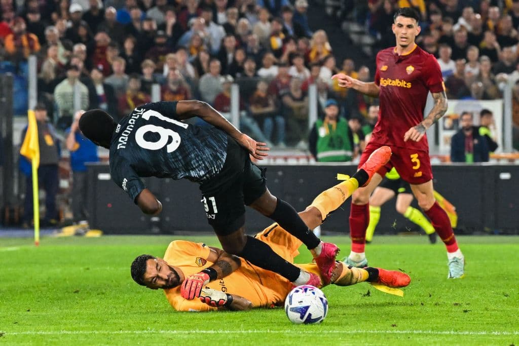 Con Hirving Lozano como titular, el Napoli logró una victoria muy importante fuera de casa por 0-1 ante la Roma, triunfo que mantiene líderes a los de Luciano Spalletti en la Serie A de Italia.