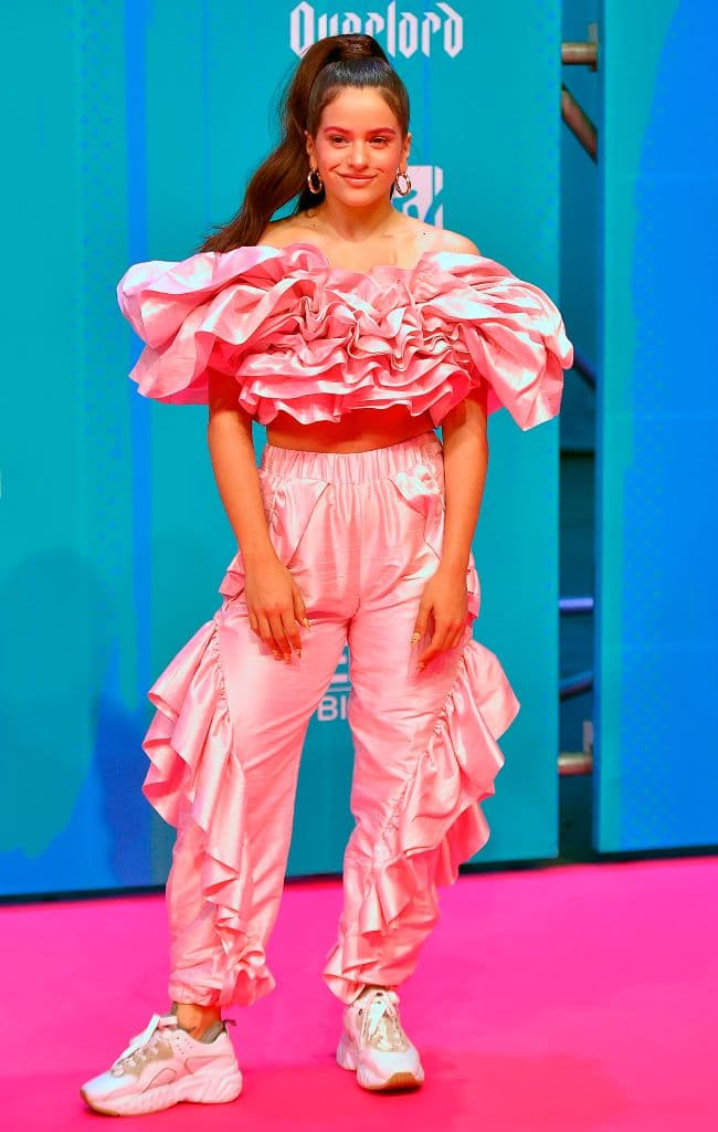 Un ejemplo de este cambio de imagen se vio en los MTV Europe Music Awards de 2018, ya que la cantante lució un conjunto de dos piezas satinado. Los pliegues eran un guiño a su estilo flamenco, mientras que el diseño deportivo y los tenis eran un claro indicio de lo urbano.
