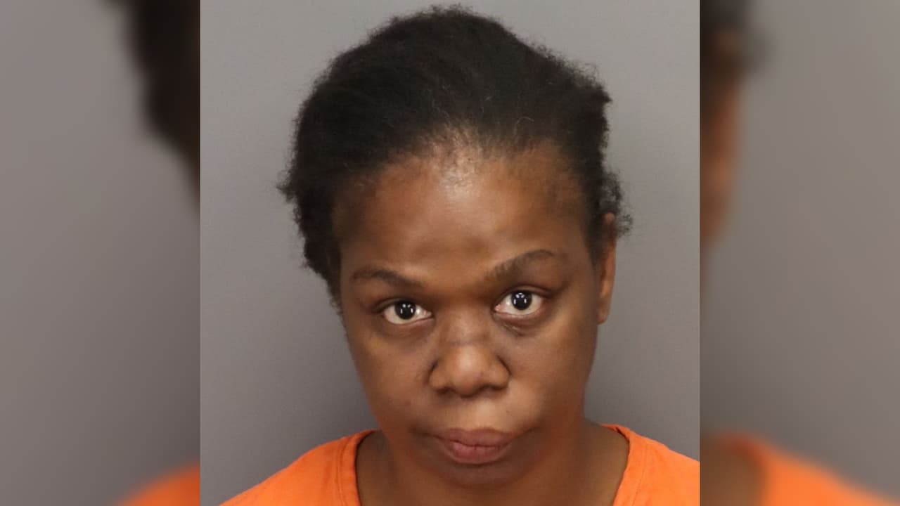 Acusan a mujer de conducir ebria con dos niños y causar la muerte de otro conductor