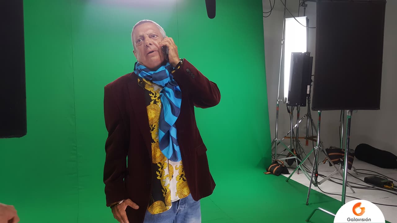 ¡Hasta tuvo tiempo para platicar por el celular, seguramente eran asuntos sobre su "nueva película"!