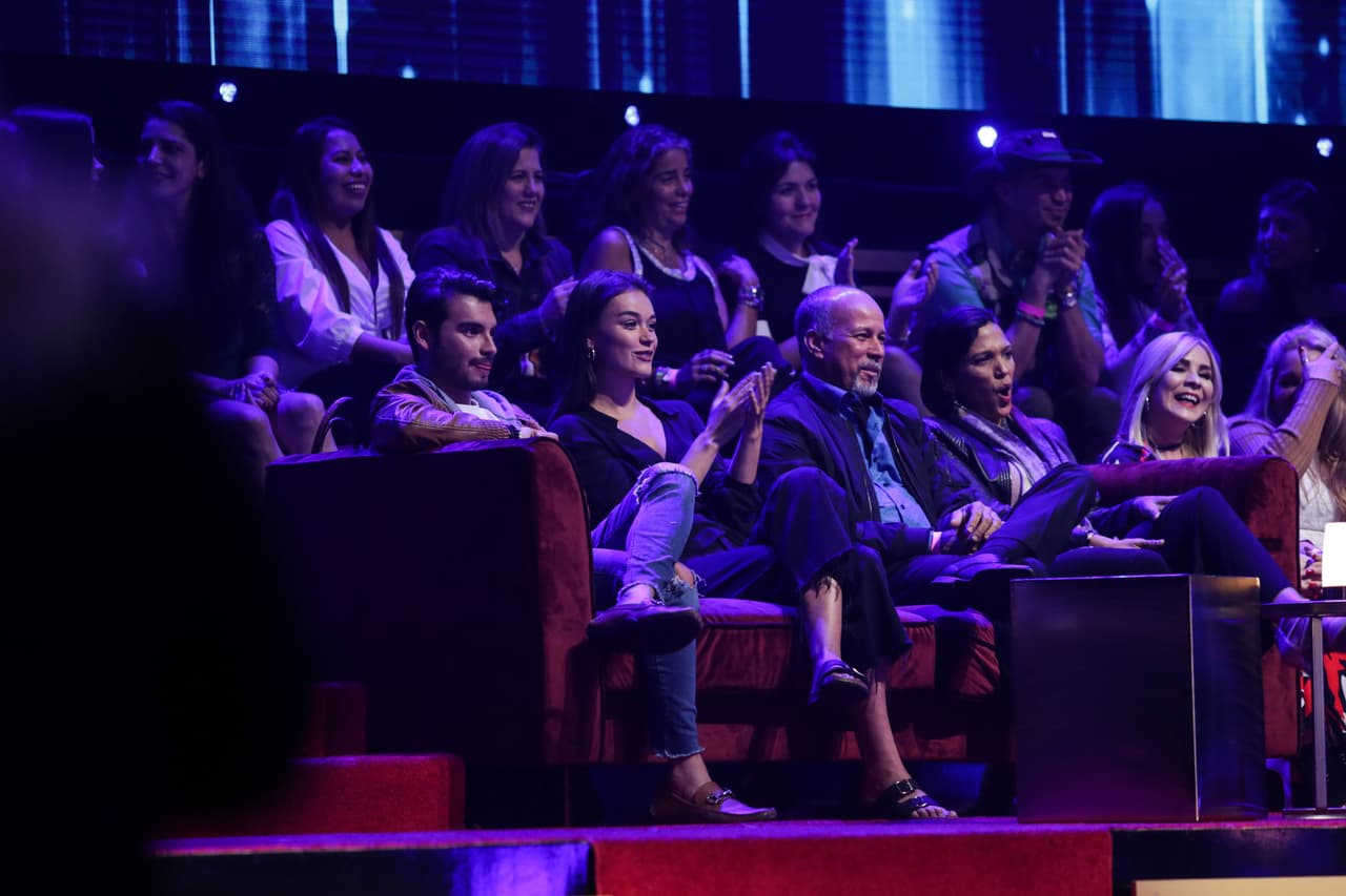 Y no les import´o que Clara, la novia de Adrián, estuviera presente entre el público.