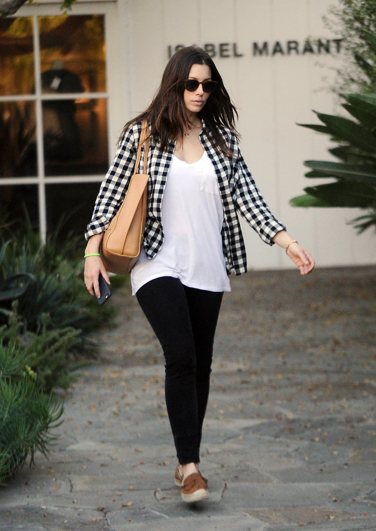 Al salir de una tienda, la actriz se despidió de su amiga y partió a casa con su bebé.