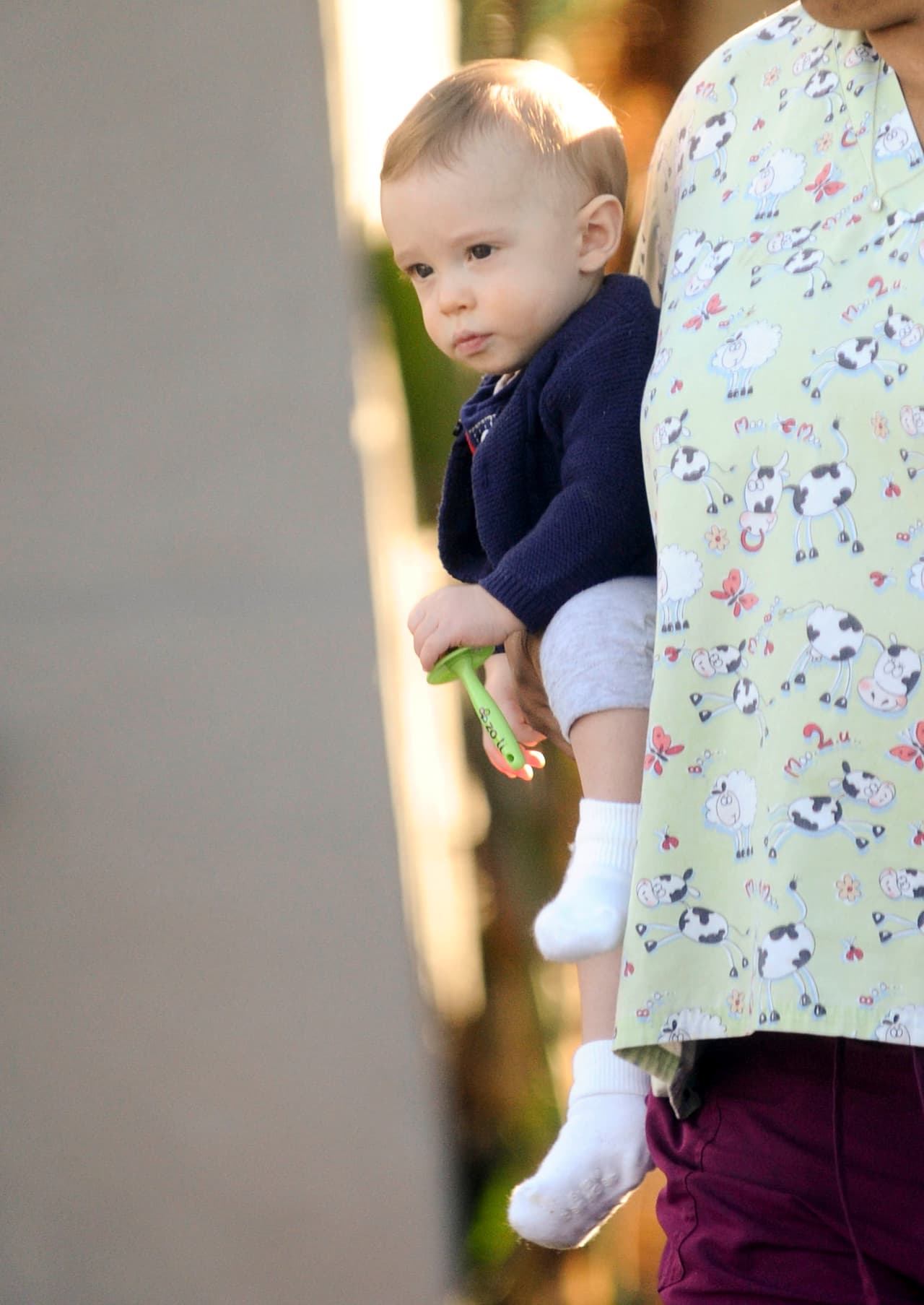 El pequeño traía un juguete en la mano, pero estaba tan entretenido observando algo más, que no pareció prestarle atención.