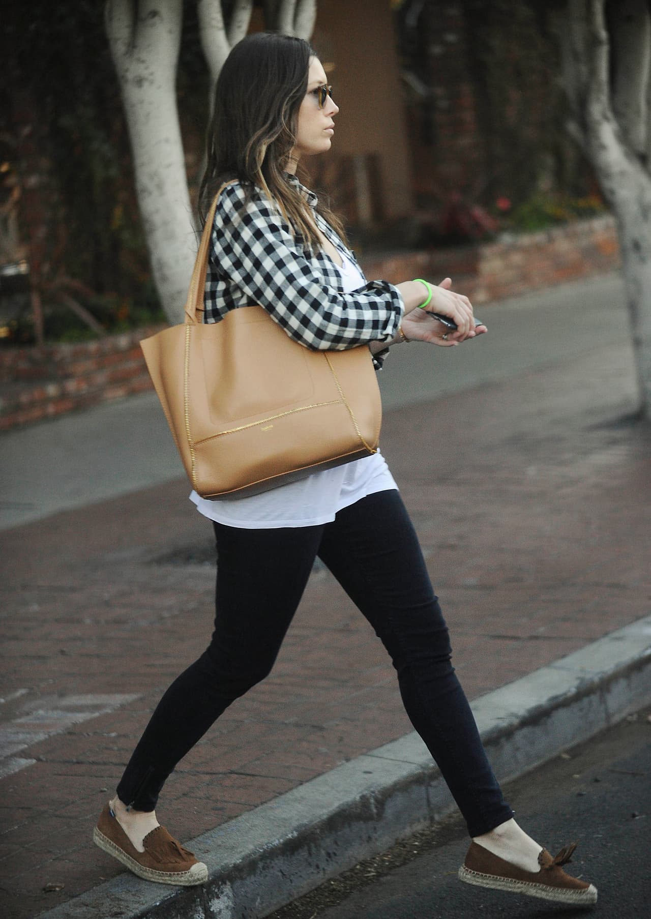 Al ver que las cámaras la captaban, ella decidió ignorarlas por completo y concentrarse en sus actividades.