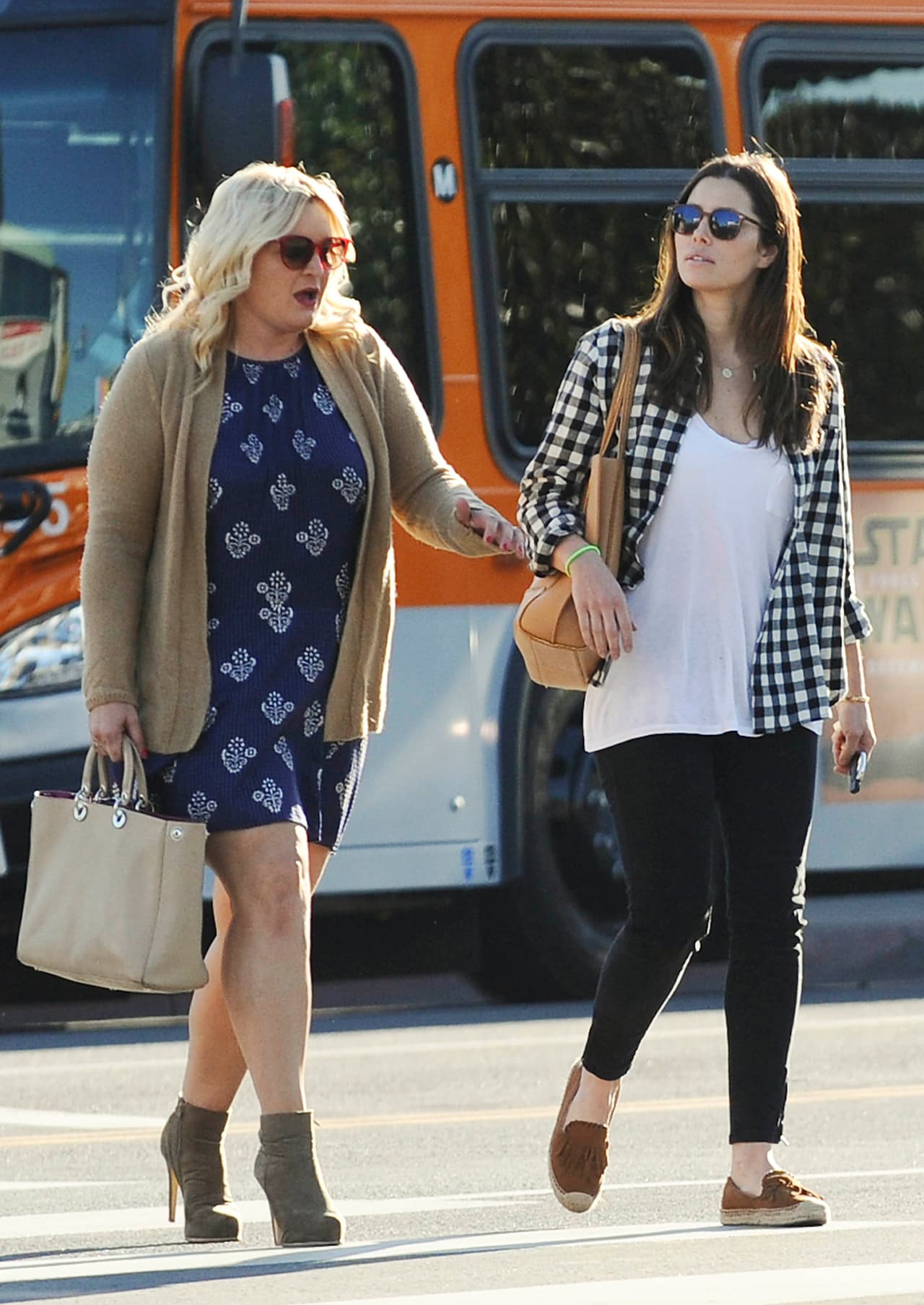 Las amigas platicaron un largo rato, seguramente se pusieron al tanto de todos los chismes.