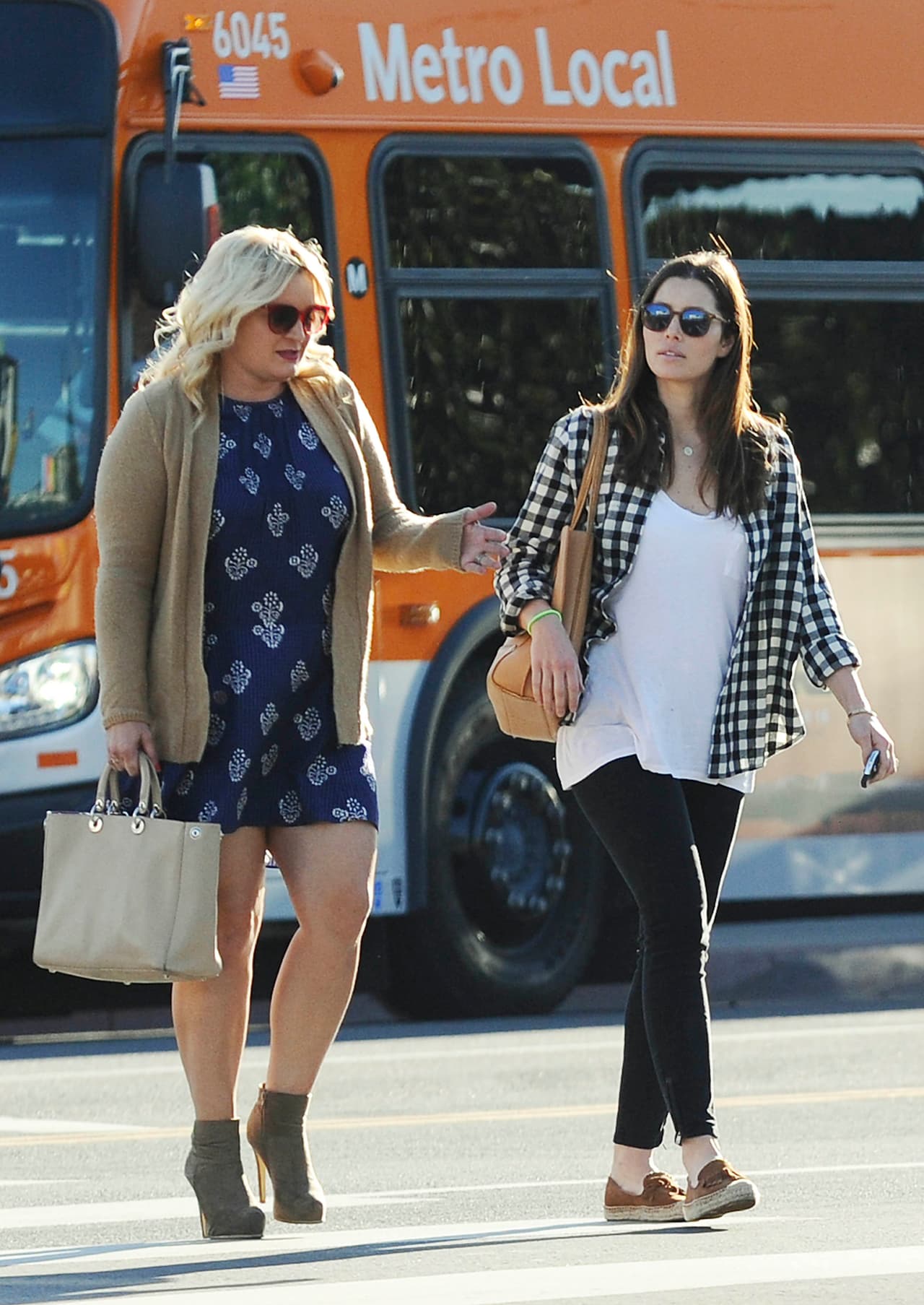 Jessica estaba todo el tiempo atenta a los coches para evitar cualquier percance en su caminata.