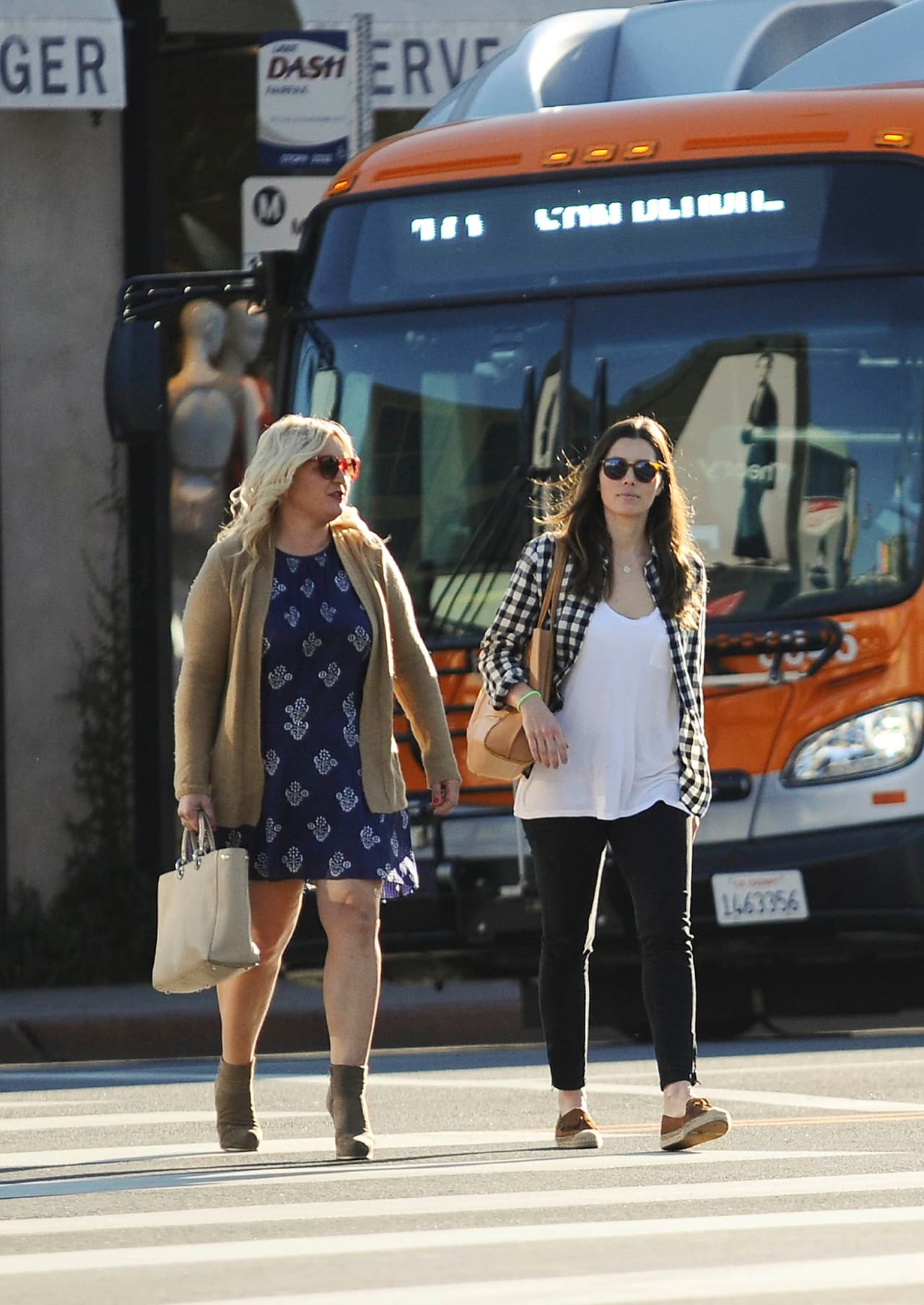 La actriz fue captada con un amiga mientras iban a comer en un restaurante de Los Ángeles.