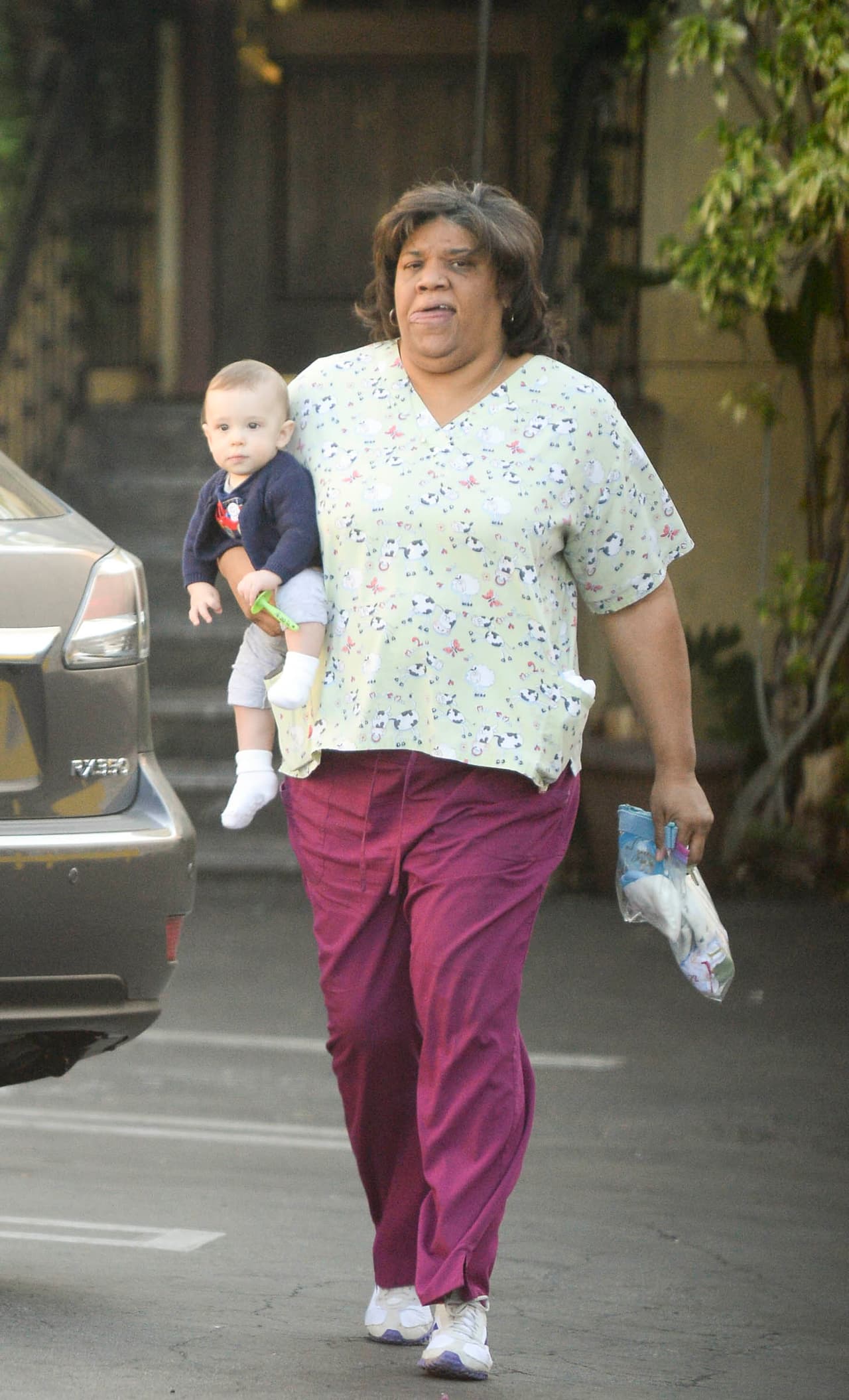 Silas no perdía de vista a su mamá que caminaba frente a él.
