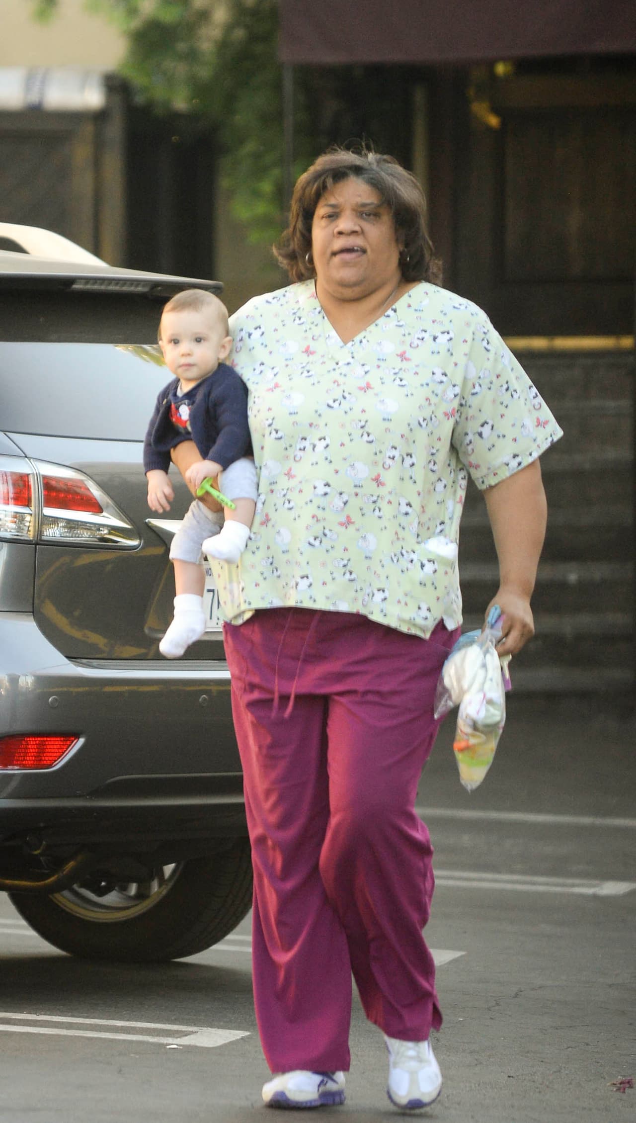 Pero el pequeño Silas iba todo el tiempo detrás de su mami en los brazos de su nana.