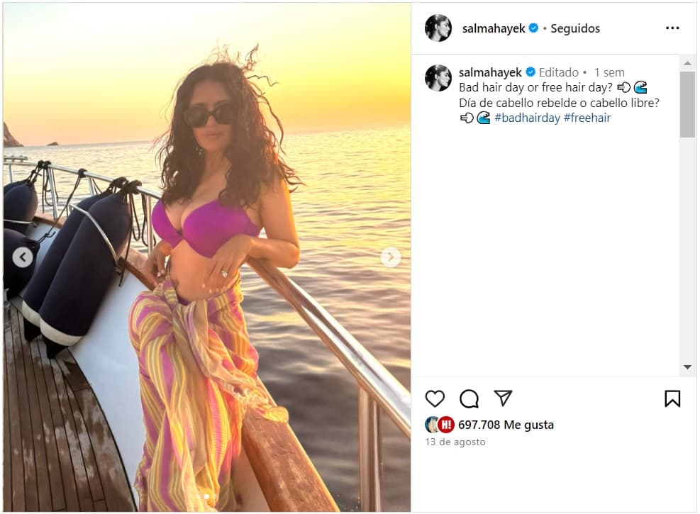 Salma Hayek se presumió usando un bañador morado.