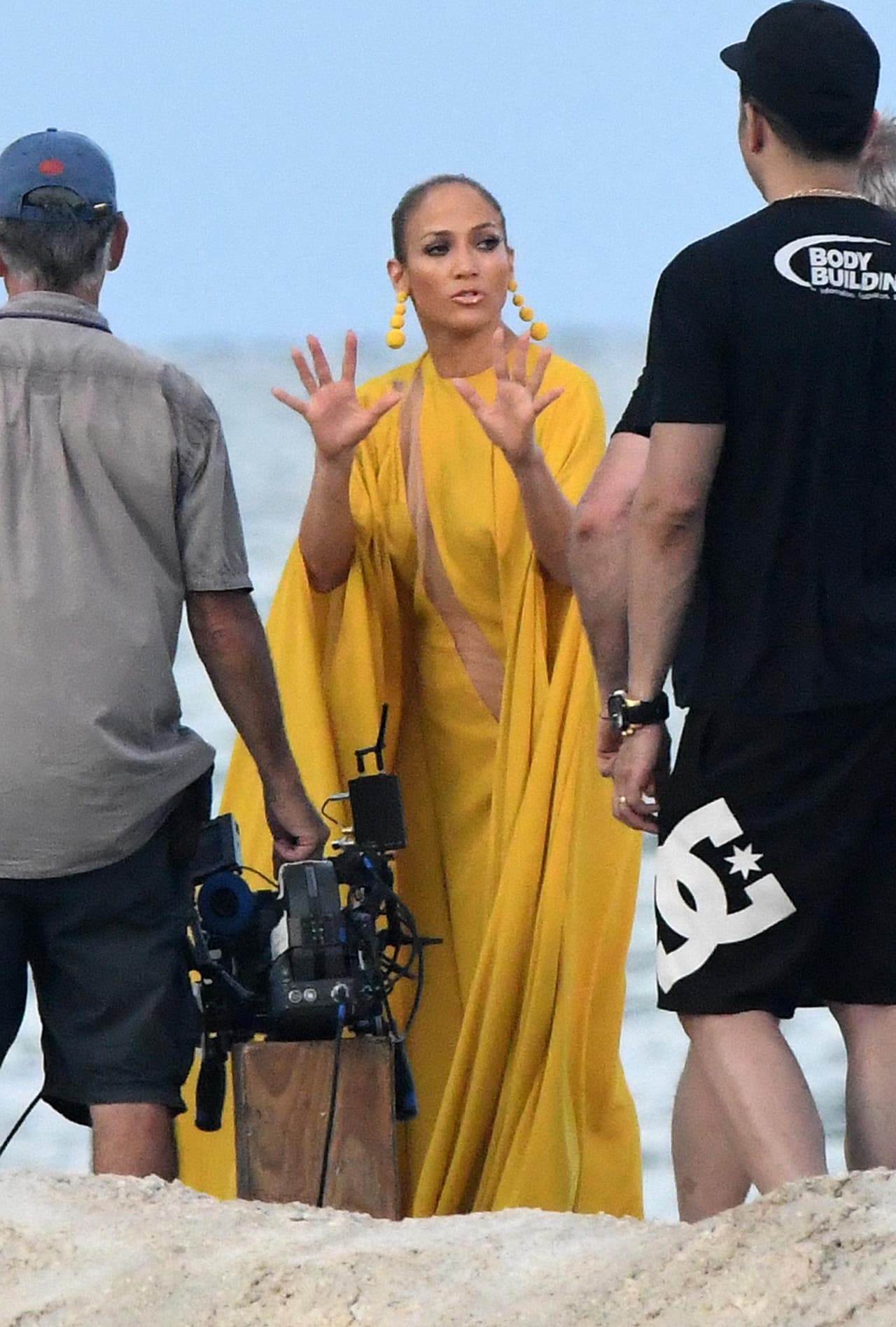 De lejitos, daba la impresión de que también dirigía el video.