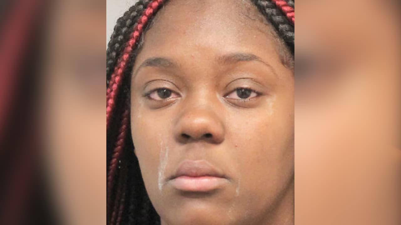 Drekari Young fue arrestada y enfrenta cargos por poner en peligro a un menor de edad.