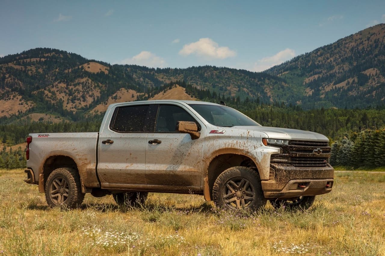 <h3 class="cms-H3-H3"><b>5. Chevrolet Silverado 4WD 2021</b></h3>
<br>
<br>
<b>Consumo de combustible:</b> 16 mpg combinado (14 mpg en ciudad y 20 mpg en carretera)
<br>
<br>
<b>Costo anual en combustible:</b> $2,700
<br>
<br>
<b>Motor:</b> V8 de 5.3 litros
<br>
<br>
<b>Potencia:</b> 355 caballos de fuerza y 383 lb-pie de torque
<br>
<br>
<b>Peso: </b>5,000 lbs