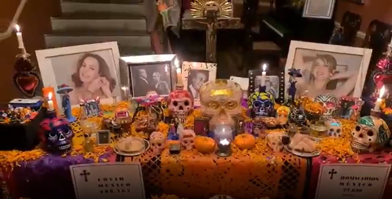 "Día de Muertos, tradición milenaria de México que hace presentes a los ausentes, y nos hace conscientes del valor de la vida para 'compartir el pan, el sol, la muerte, el olvidado asombro de estar vivos. Una civilización que niega la muerte, acaba por negar la vida'" (Octavio Paz)", fue el mensaje que acompañó el video de su altar de muertos, en donde también se aprecia una foto de su
<a href="https://www.univision.com/famosos/viudo-de-edith-gonzalez-recuerda-a-su-primera-esposa-y-comparte-un-detalle-en-comun-que-ambas-llevaron-en-su-boda-fotos">primera esposa Concha de La Mora</a>, que al igual que Edith también murió de cáncer.