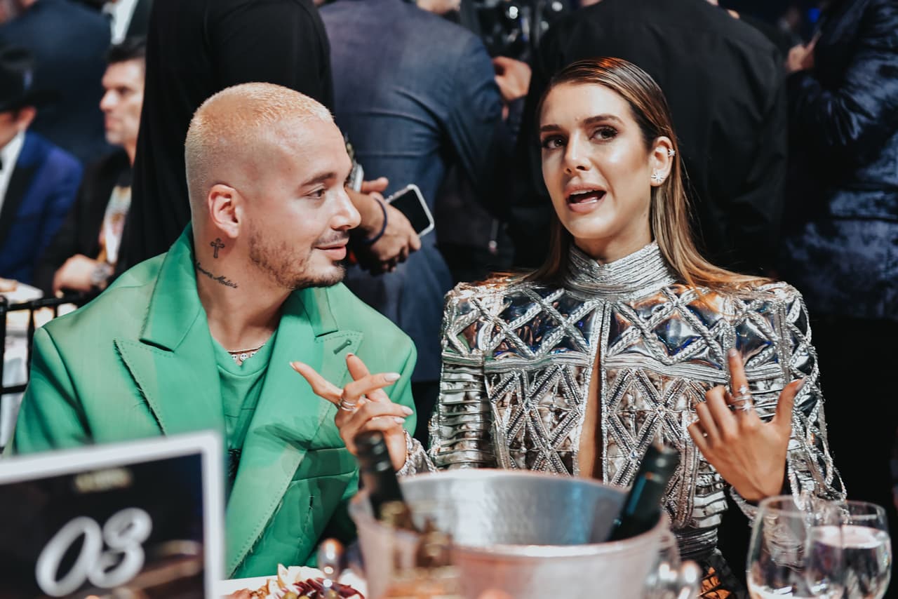 Quédate con quien te mire… como J Balvin mira a Valentina, no puede ocultar que está enamorado.