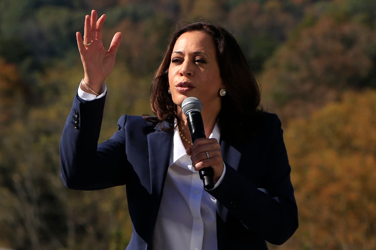 Un grupo de personas esperó a las afueras de la casa de estudios para respaldar a la candidata. El evento no contó con la participación del público debido a las limitaciones de la pandemia.