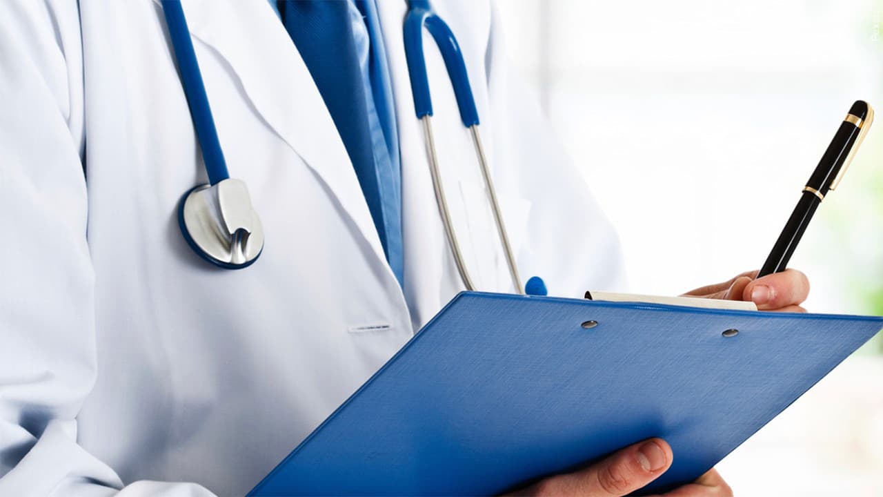 <h3 class="cms-H3-H3"><b>Jubilarte con seguro médico</b></h3>
<br>Andrés Gutiérrez recomienda jubilarte cuando es el momento adecuado, de modo que obtengas también 
<b>el beneficio de Medicare</b>. 
<br>
<br>Con esto, señala, no deberías preocuparte por destinar parte de tu dinero para pago de 
<b>gastos médicos elevados</b>.
<br> 
<br>“Si te esperas hasta los 65, la edad normal para jubilarte, recibes Medicare. Si te jubilas a los 62 o 60, ¿cómo cubres los gastos médicos tan altos con un menor ingreso?”, sentencia.