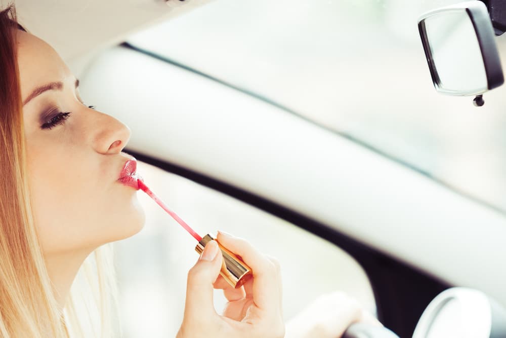 También pueden ser un tanto imprudentes con el reglamento de tránsito y las chicas Leo ponerse de vanidosas y aprovechar el tránsito o los semáforos para maquillarse frente al espejo retrovisor.