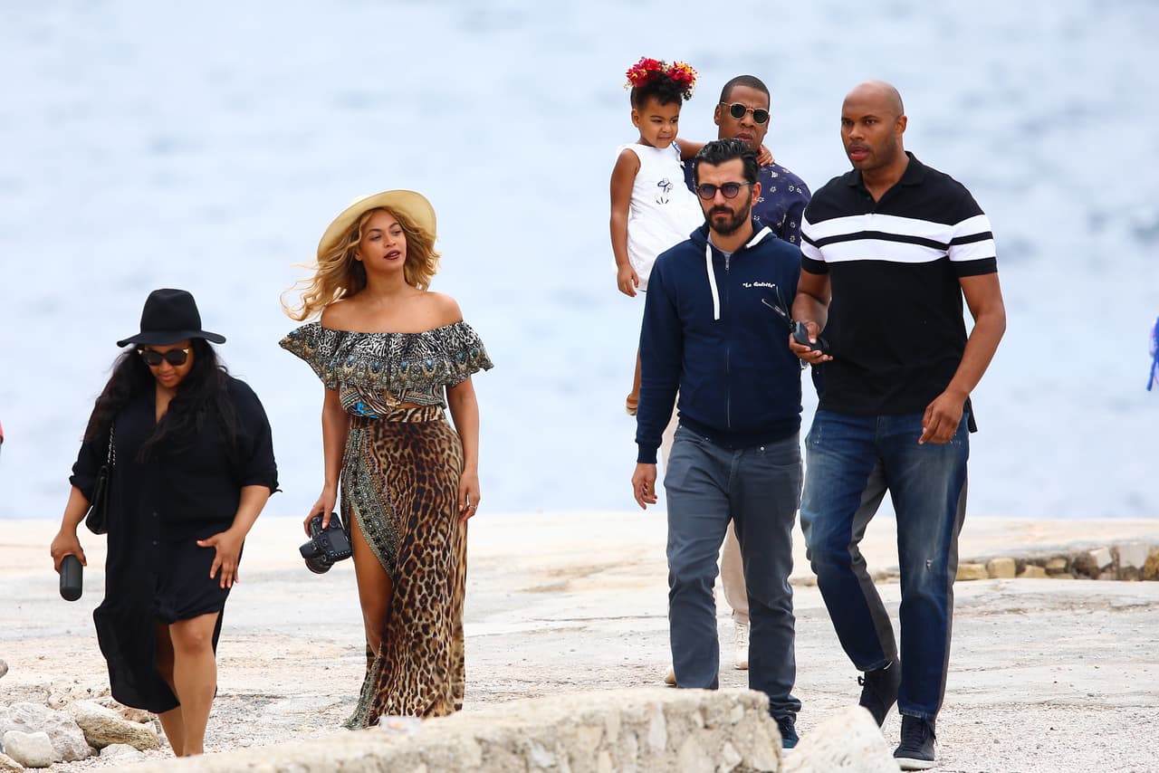 Esta vez la familia volvió a escaparse y el paparazzi no pudo dejarlos de captar.