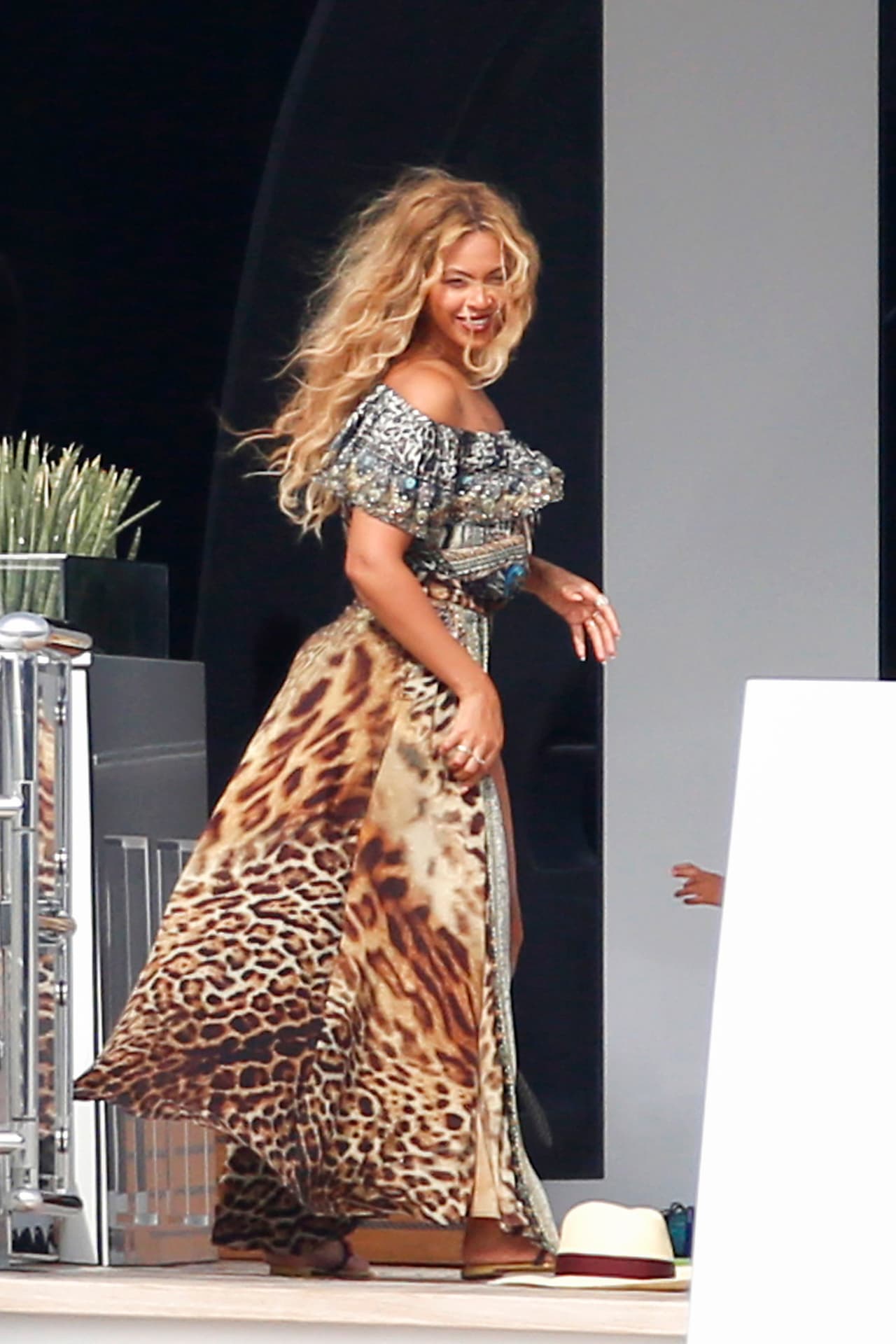 La sexy cantante no descuidó su imagen ni estando en la playa.