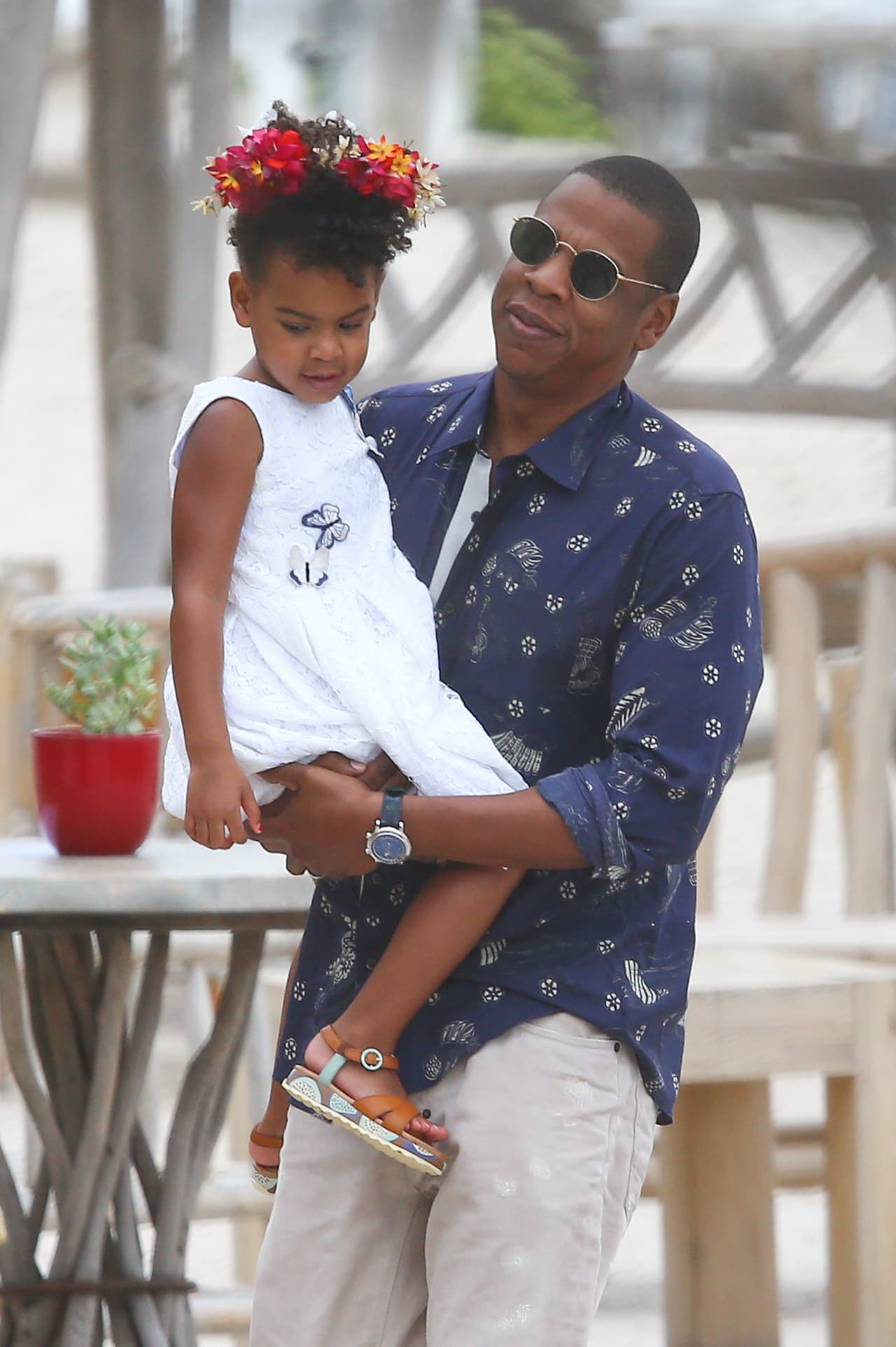 Jay Z estuvo fascinado cuidando a la pequeña Blue Ivy, que desde ahora se acostumbra a la buena vida.