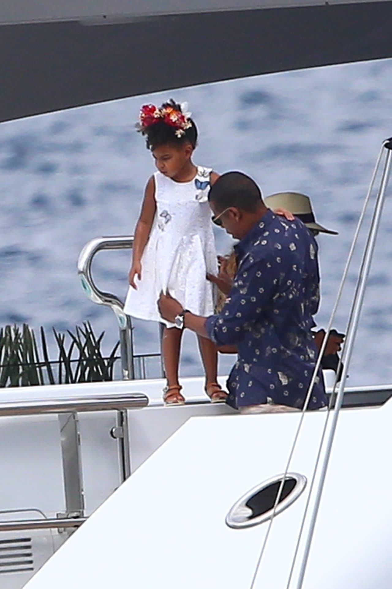 La publicación asegura que el yate cuenta con spa, bar, piscina y otras comodidades.