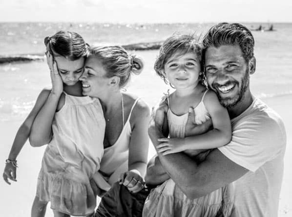 Erick Elías es otro afortunado en tener dos princesas, a quienes tuvo con su esposa Karla Guindi.