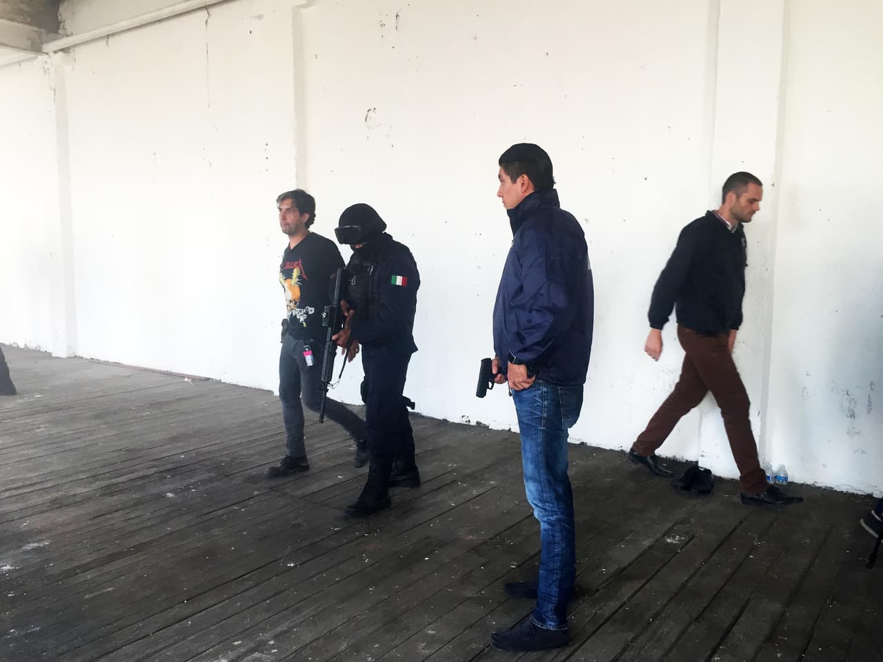 Los actores que participarían escucharon atentos todas las indicaciones de los técnicos.