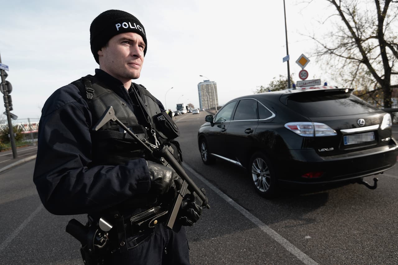 Francia niega el ingreso a casi 1,000 personas desde los ataques en París