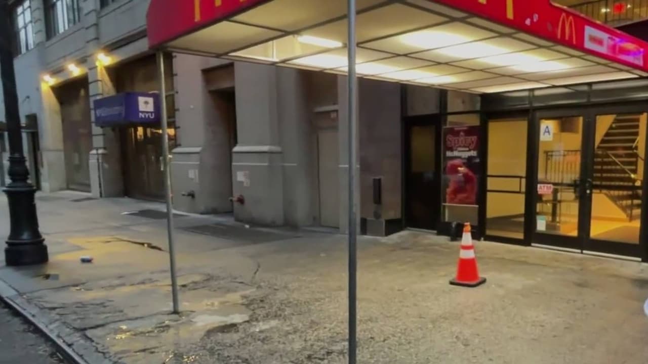 Apuñalan a un joven tras disputa en McDonald's de Manhattan: buscan a sospechoso que vestía de negro