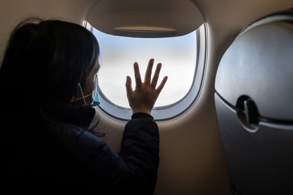 En este avión, Nani, una niña inmigrante hondureña de 10 años, vuela rumbo a Indiana, en donde viven sus primos y su tía, que la acogerán a partir de ahora.