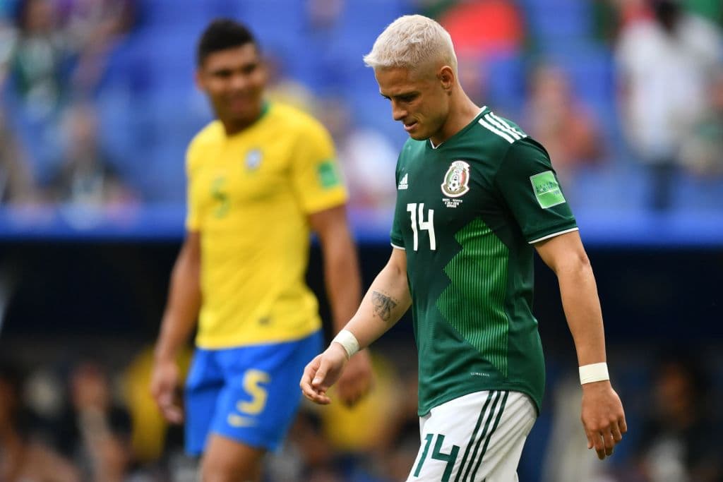 A los 15 minutos, con Brasil dominante, México realizó su tercera sustitución con la salida de 'Chicharito' y la entrada de Raúl Jiménez.
