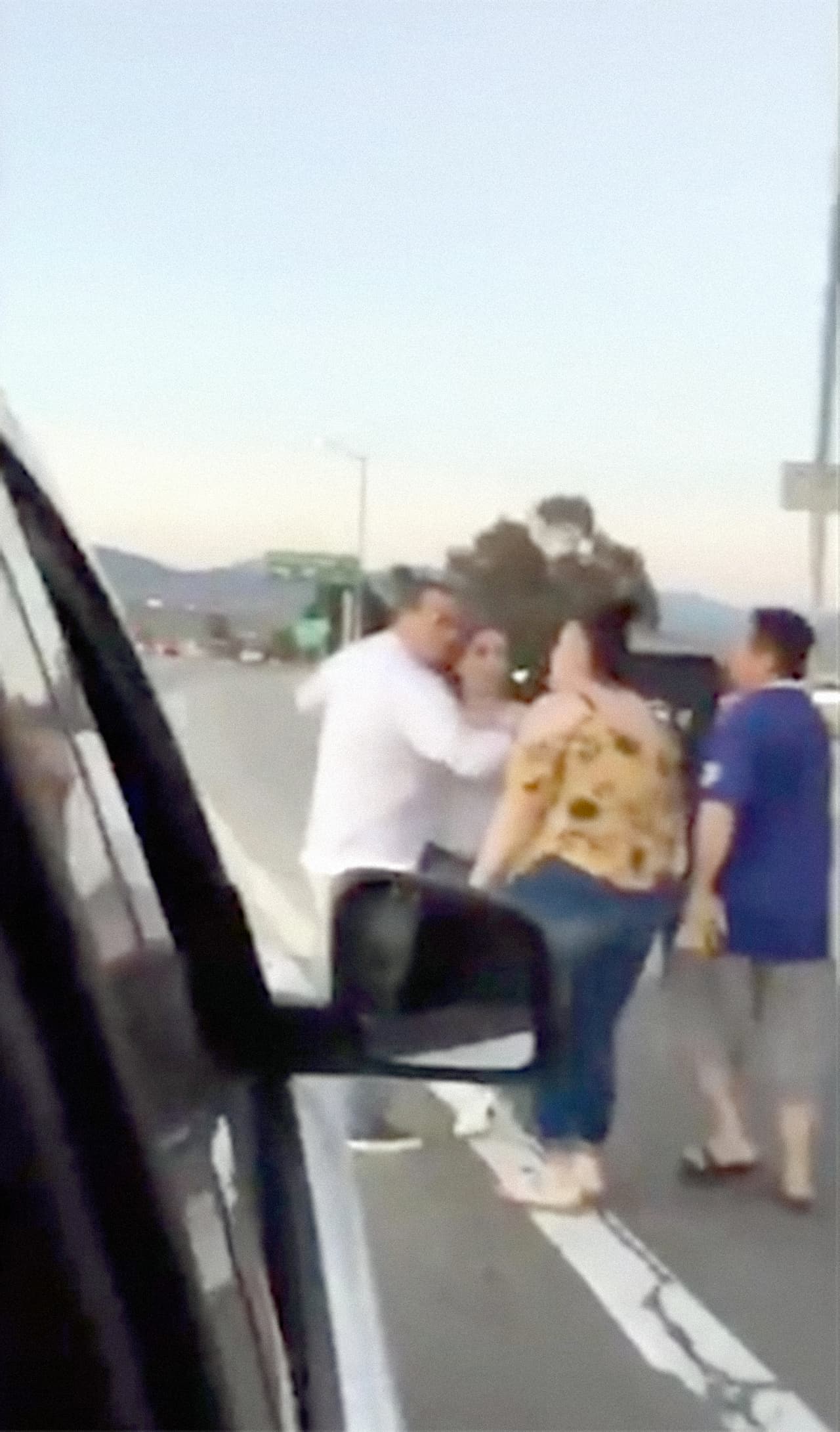 Al parecer la mujer que inicialmente fue a reclamar a los hispanos le dijo al hombre: "No te metas con estos frijoleros".