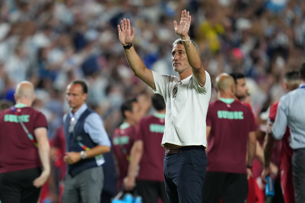 El seleccionador de Suiza, Murat Yakin, hace un gesto tras el partido de cuartos de final del Mundial entre Argentina y Suiza en Kansas City, Misuri, el sábado 11 de julio de 2026.