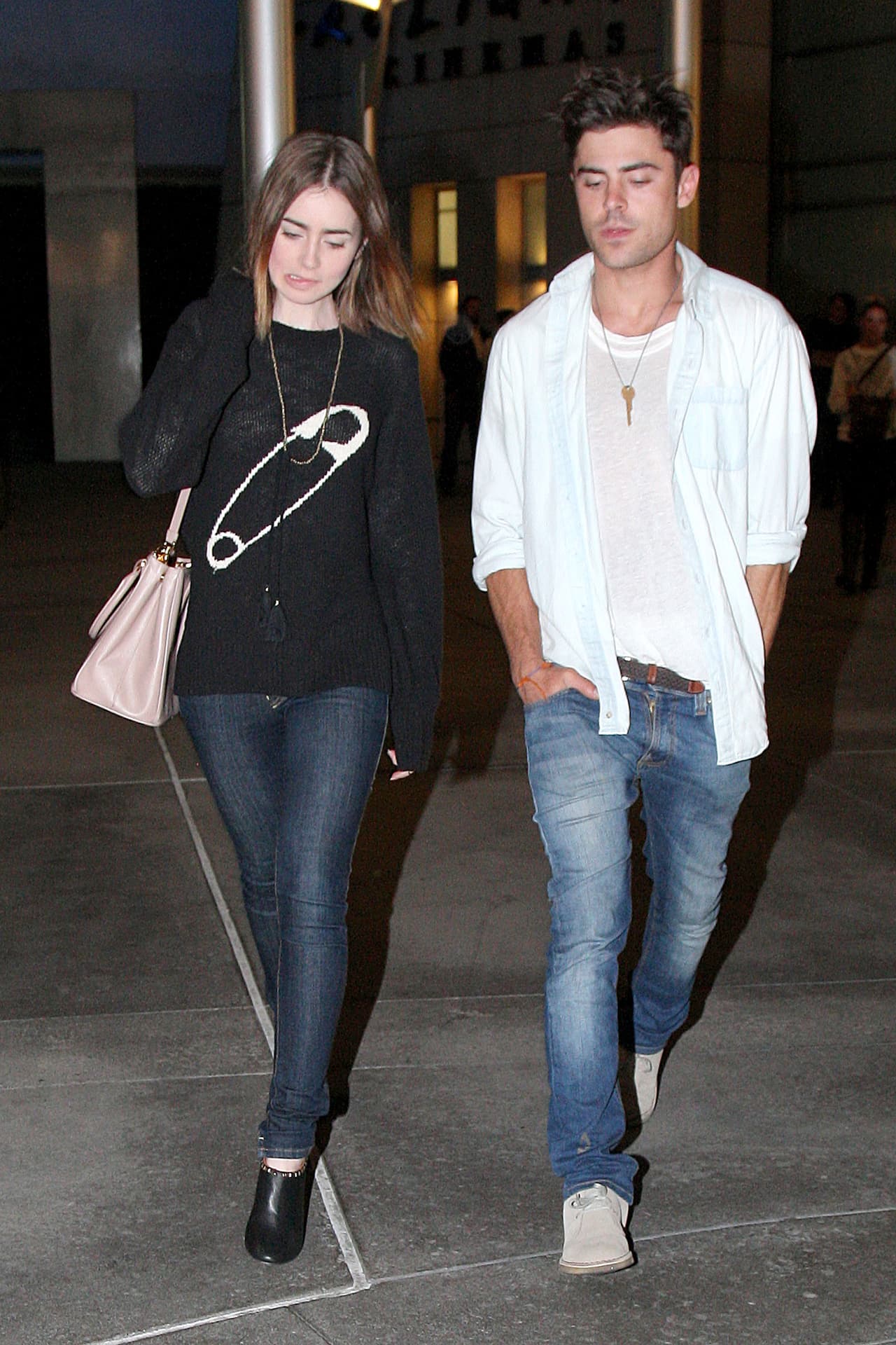 ¿Quieres impregnar tu estilo personal? Elige uno con diseño que refleje una parte de ti, puede ser divertido o un simple detalle que lo haga diferente, justo como el de Lily Collins.