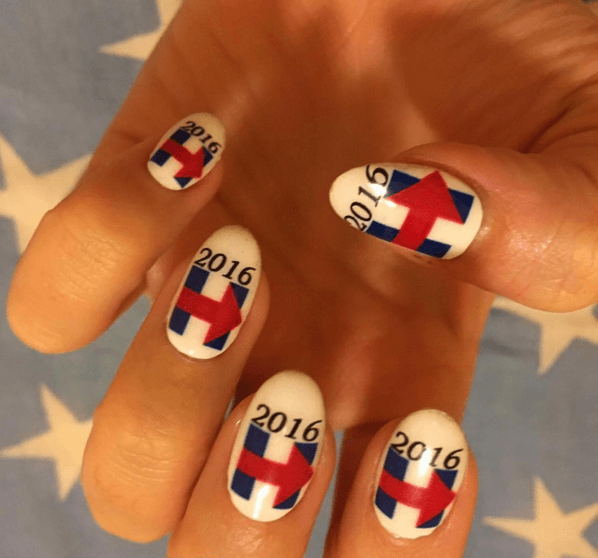 Lleva a Hillary hasta en las uñas.