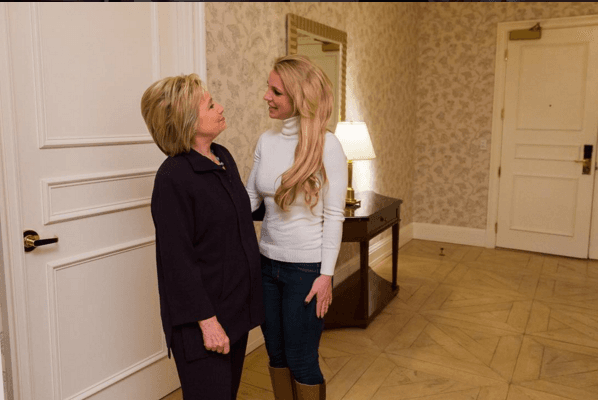 Hace unos días Britney Spears publicó esta imagen en la que está junto a la senadora.