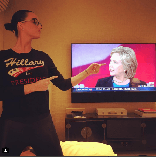 Pero Katy no está sola en esta campaña, ya que se unieron 17 famosas entre las que destacan Jamie Lee Curtis, Rosie O’Donnell y Amy Poehler, para dar fuerza al movimiento #ImWithHer.