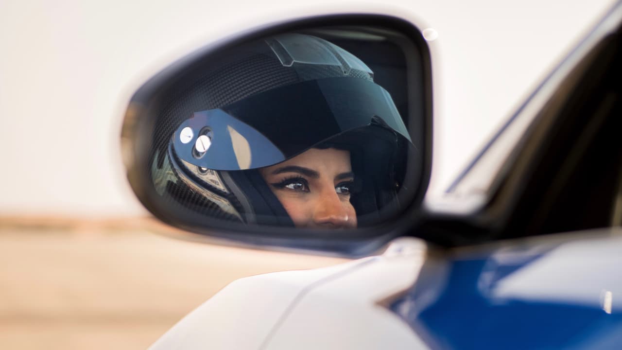 Con la vista puesta en el futuro y las manos firmemente sobre el volante, las mujeres de Arabia Saudí dejan atrás 60 años de discriminación en las vías del reino.