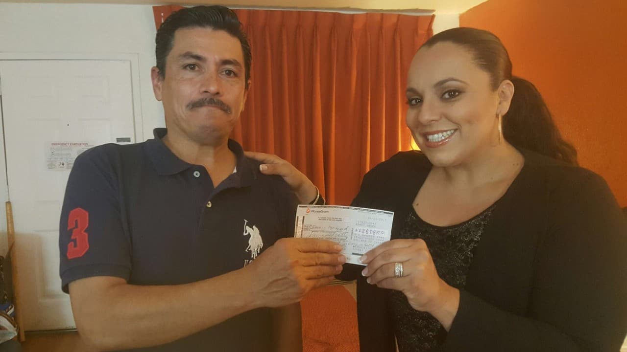 Las donaciones para el desempleado latino que devolvió un cheque de $676 ascienden ya a más de $16,000