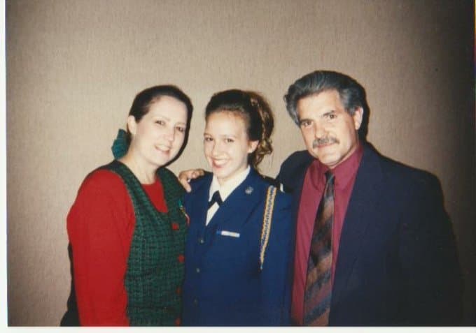 En el día del Trabajo, la candidata demócrata MJ Hegar compartió una fotografía con su padrastro (de quien adoptó su apellido de soltera, Jennings), quien sirvió como Marine en la guerra de Vietnam y murió en un accidente laboral.