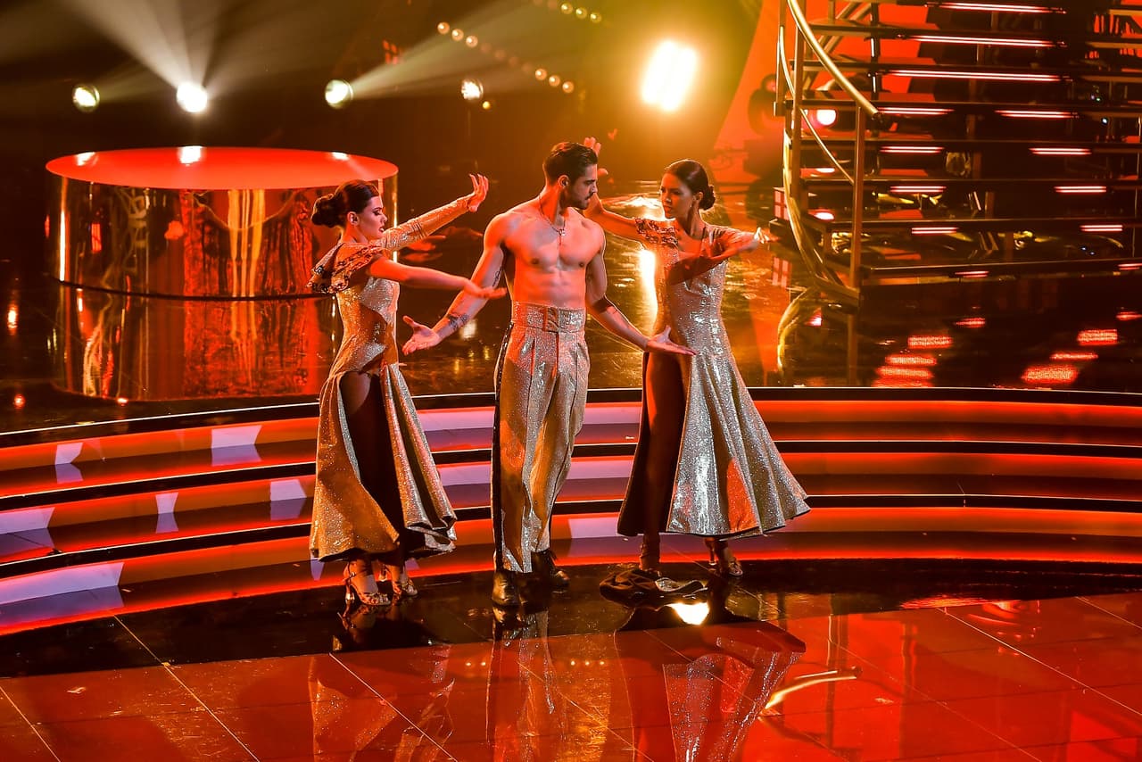 El segundo en salir fue Roberto Hernández, quien bailó el tema 'Bulería' en paso doble, igual a como lo hizo el Chef Yisus en la cuarta gala.