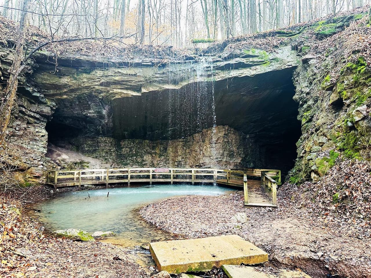 También podrás pasear por un sendero fácil de una milla hasta una antigua mina de mármol y una pequeña cascada que cae en una poza de agua azul verdoso debajo.