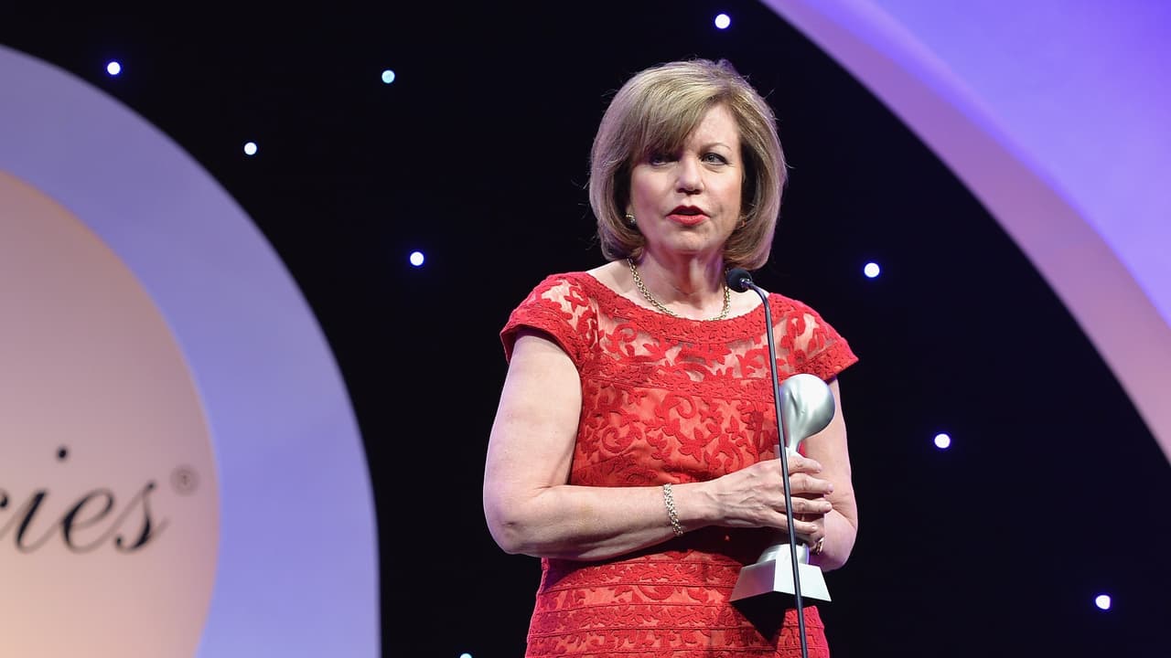 <h3 class="cms-H3-H3">La moderadora del debate será Susan Page</h3>
<br>La comisión de debates presidenciales designó a la jefa de la oficina en Washington del USA Today como la moderadora del evento. 
<br>Page ha cubierto la Casa Blanca durante cuatro décadas. La actual es su onceava campaña presidencial.
<br>En 2018, Page celebró en su hogar una fiesta para Seema Verma, la actual directora de Medicare y Medicaid del gobierno de Trump. Según 
<a href="https://www.politico.com/news/2020/09/10/seema-verma-medicaid-expenses-411539" target="_blank">un informe de Politico</a>, Page pagó más de 4,000 dólares de su bolsillo para cubrir el pago del catering y otros costos de recepción.
<br>Han habido llamados para que Page se retire del debate pero hasta el momento se espera que sea la moderadora del evento.