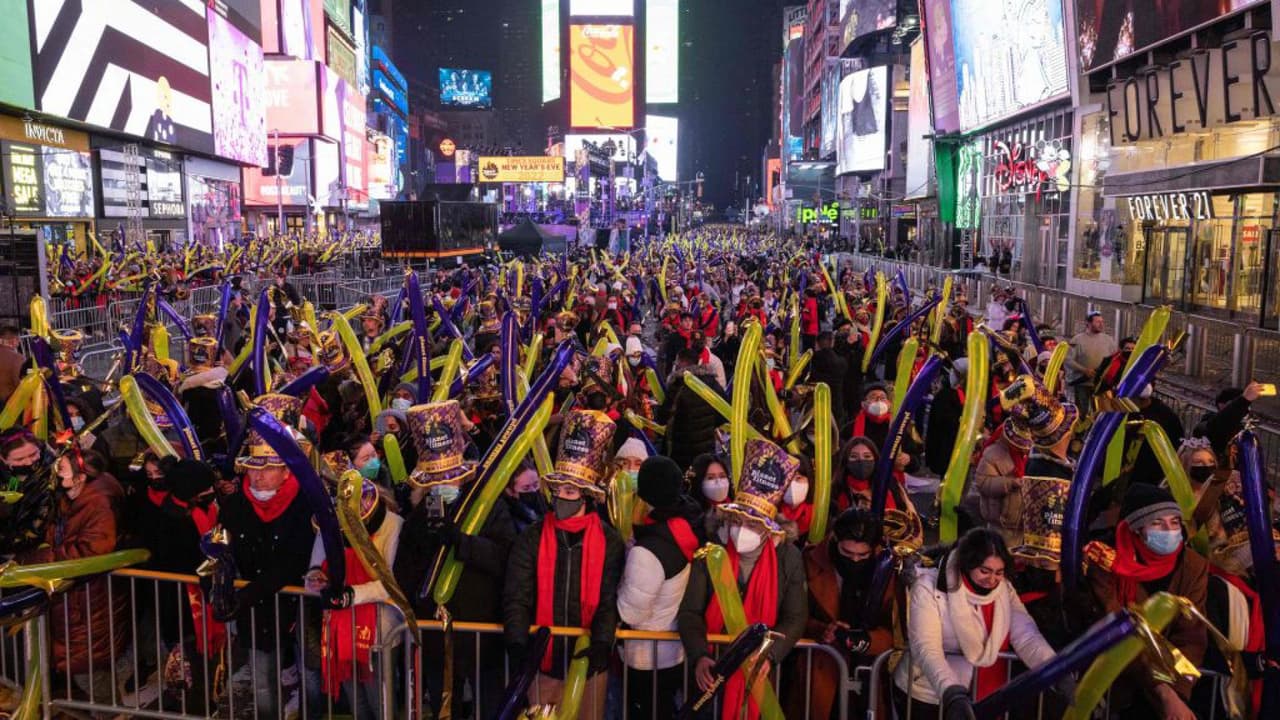 <b>En video:</b> La policía de Nueva York reveló que para mantener protegidos a los asistentes de la fiesta de fin de año en Times Square contarán con miles de oficiales uniformados, pero también con varios agentes vestidos de civil que se mezclarán con la comunidad. Asimismo, dispondrán de más de 1,000 cámaras de seguridad, camiones para bloquear las calles y equipos especializados.